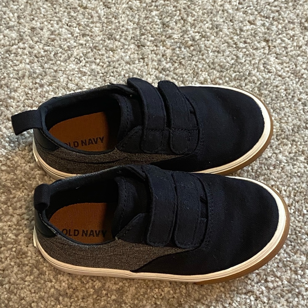Old Navy Toddler Size 8 Velcro Shoes.